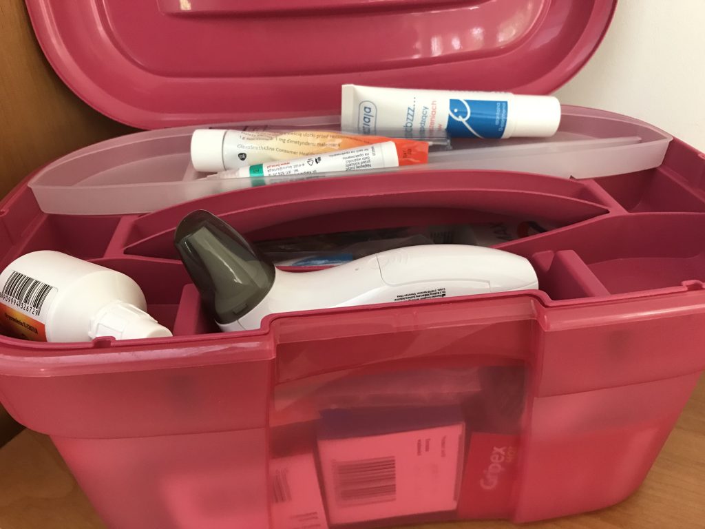 apteczka w przyczepie kempingowej