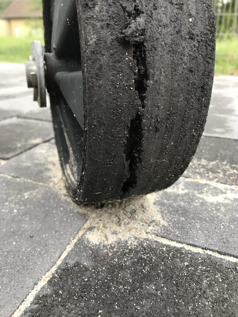 pekniete kolo pod dyszlem przyczepy kempingowej