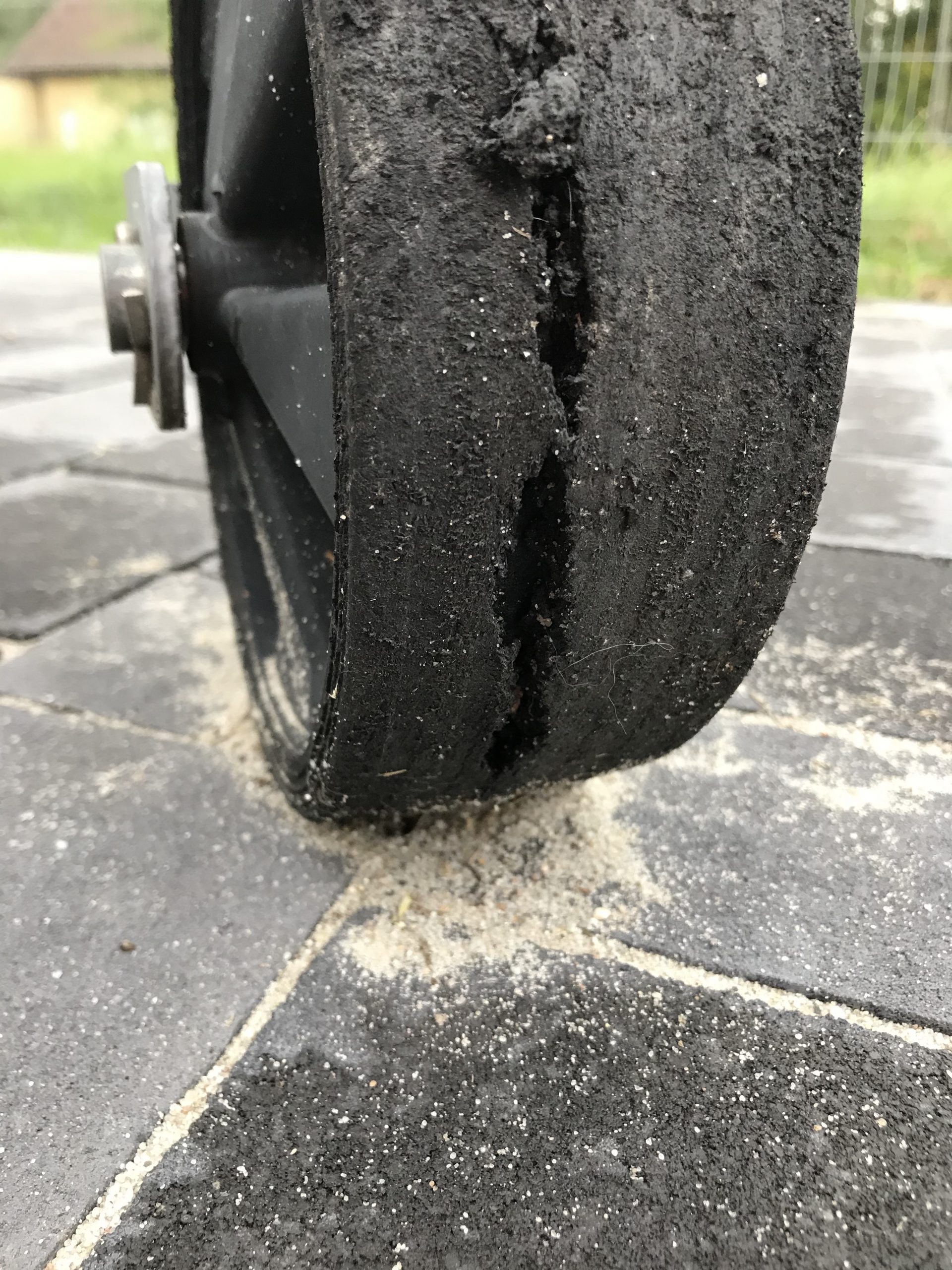 pekniete kolo pod dyszlem przyczepy kempingowej