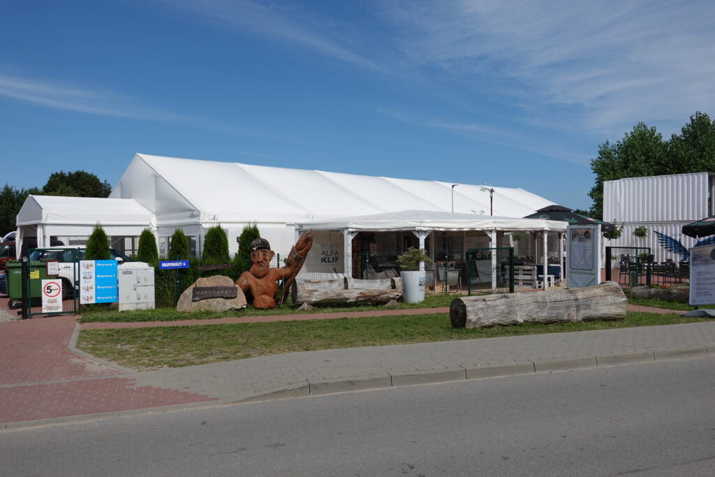 Alfa Klif Gaski Baltic Sea Resort widok na namiot od ulicy
