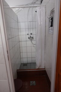 kabina prysznicowa w Alfa Klif Gaski Baltic Sea Resort na monety