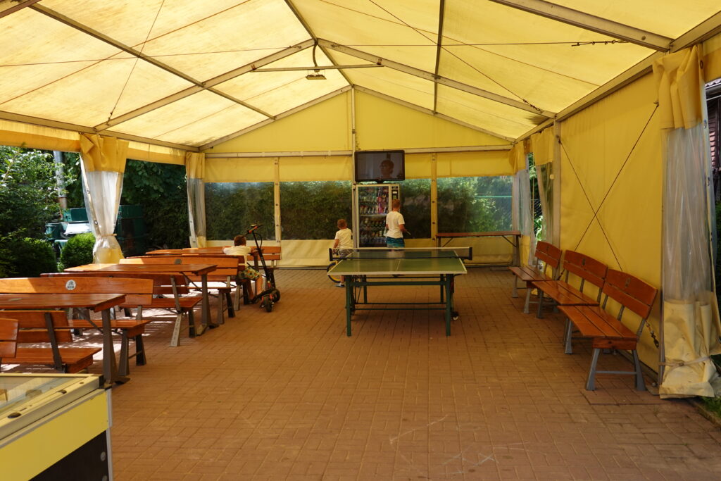 namiot wiata obok placu zabaw Alfa Klif Gaski Baltic Sea Resort