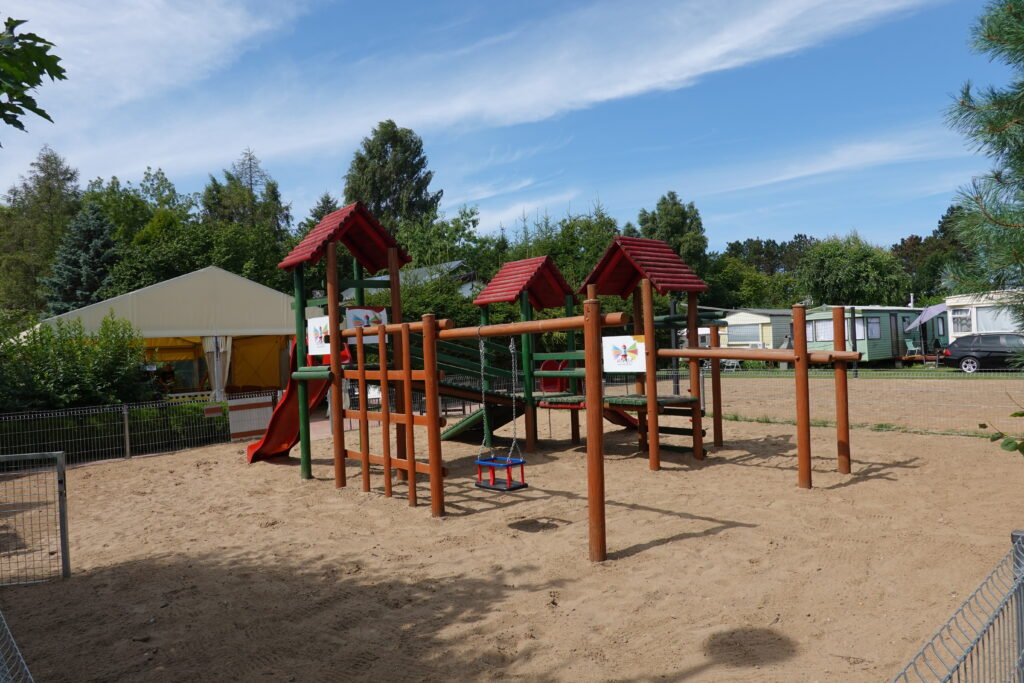 plac zabaw obok wiaty w alfa klif baltic sea