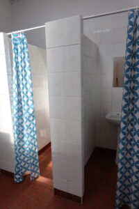 prysznice i umywalki toalety w Alfa Klif Gaski Baltic Sea Resort