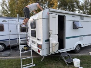 mycie dachu w przyczepie kempingowej na drabinie