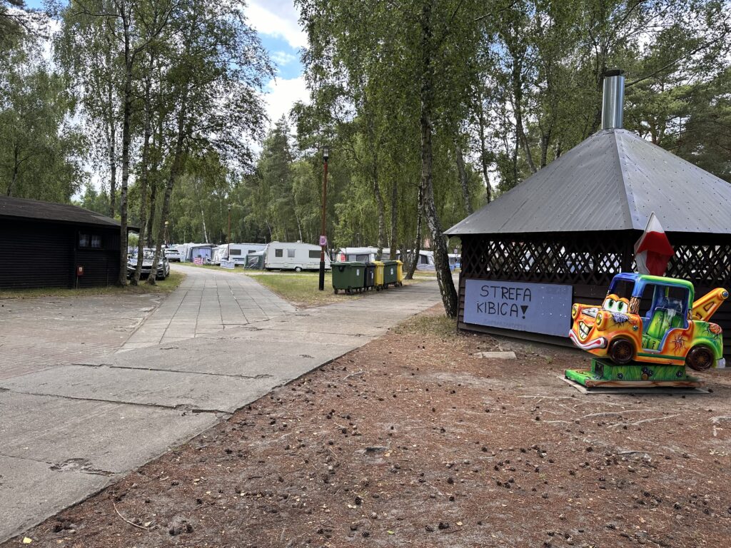 biala mewa w dzwirzynie na ulicy wyzwolenia wiata