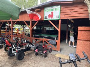 mala gastronomia kogutek i wypozyczalnia gokartow na kempingu biala mewa