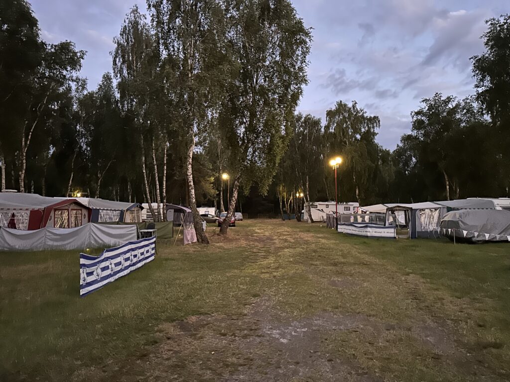 wieczor na kempingu w dzwirzynie biala mewa