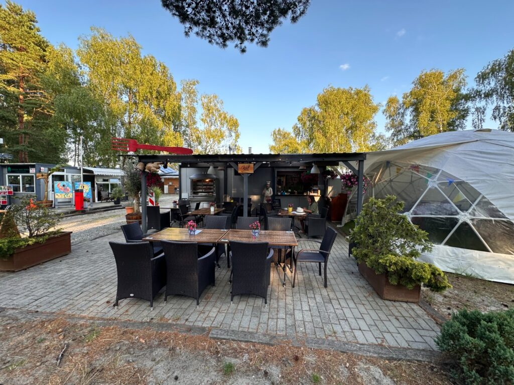 bar w osadzie nad woda w lazach