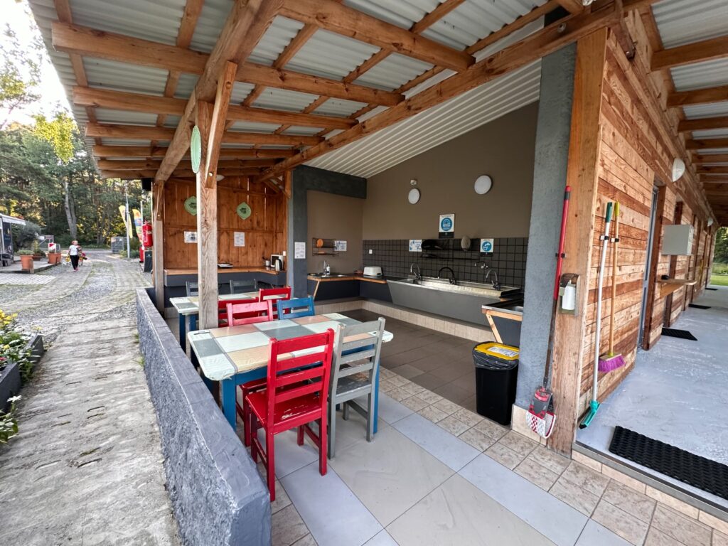 kuchnia i stoly osada nad woda