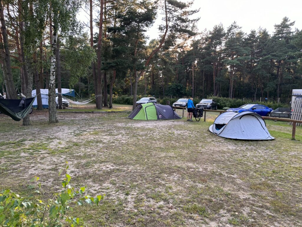 namioty w osadzie nad woda