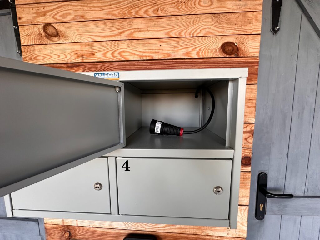 szafeczka do ladowania telefonow i innych sprzetow kemping osada lazy