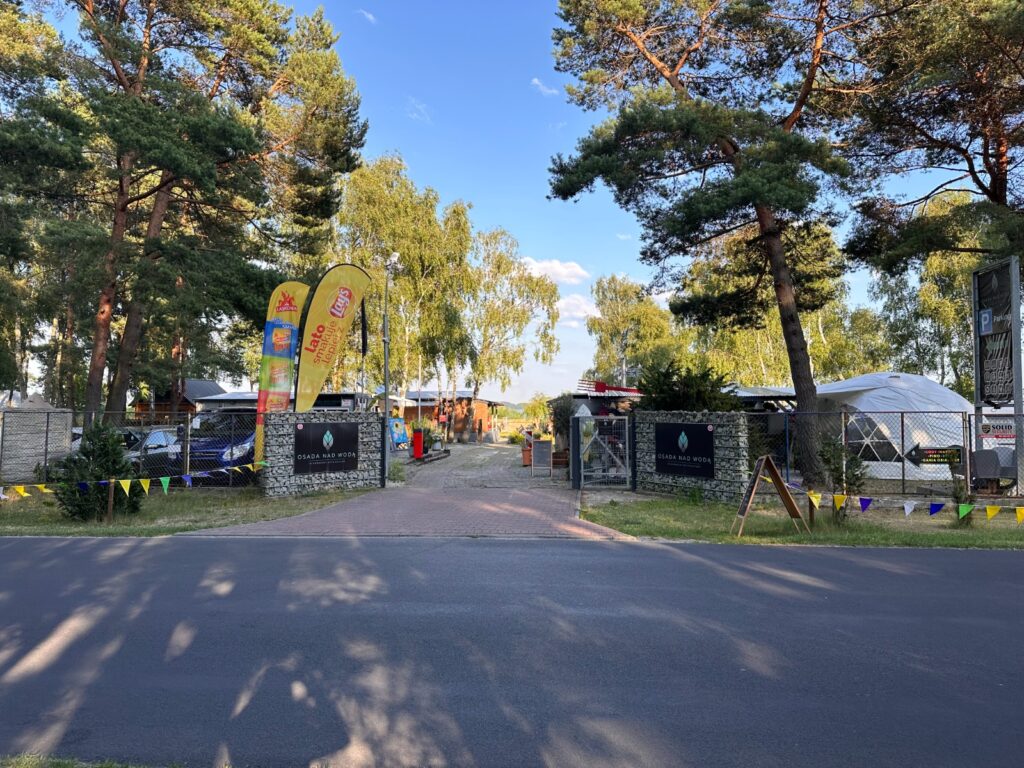 wjazd do osady nad woda w lazach