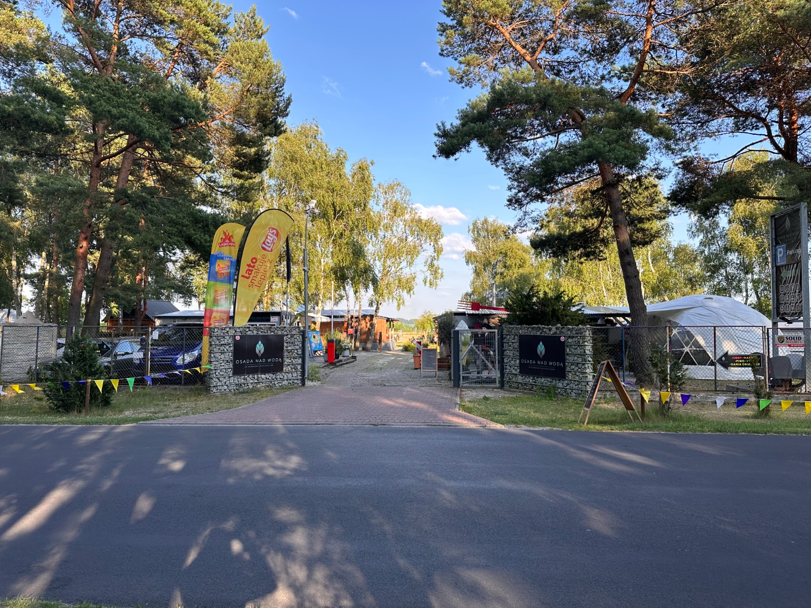 wjazd do osady nad woda w lazach