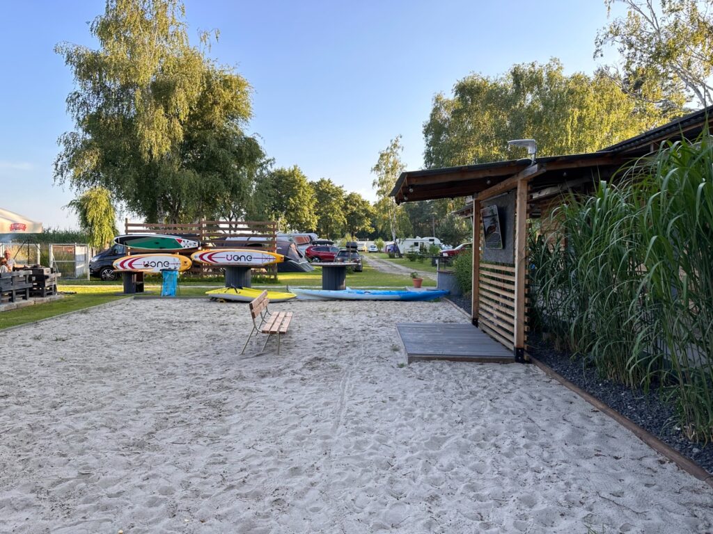 wypozyczalnia sprzetow wodnych desku sup osada nad woda lazy