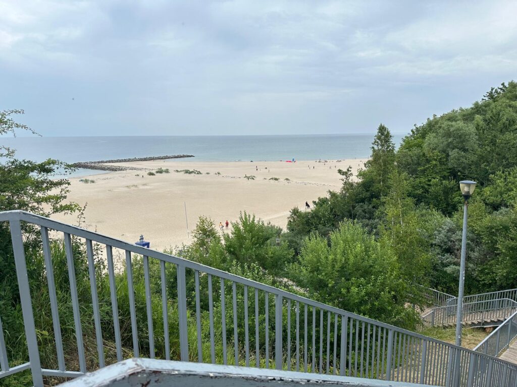 wysokie schody w jaroslawcu przy plazy dubaj