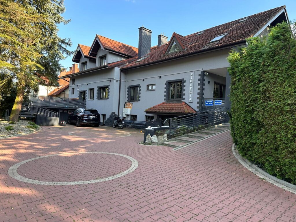 glowny budynek smok krakow camping