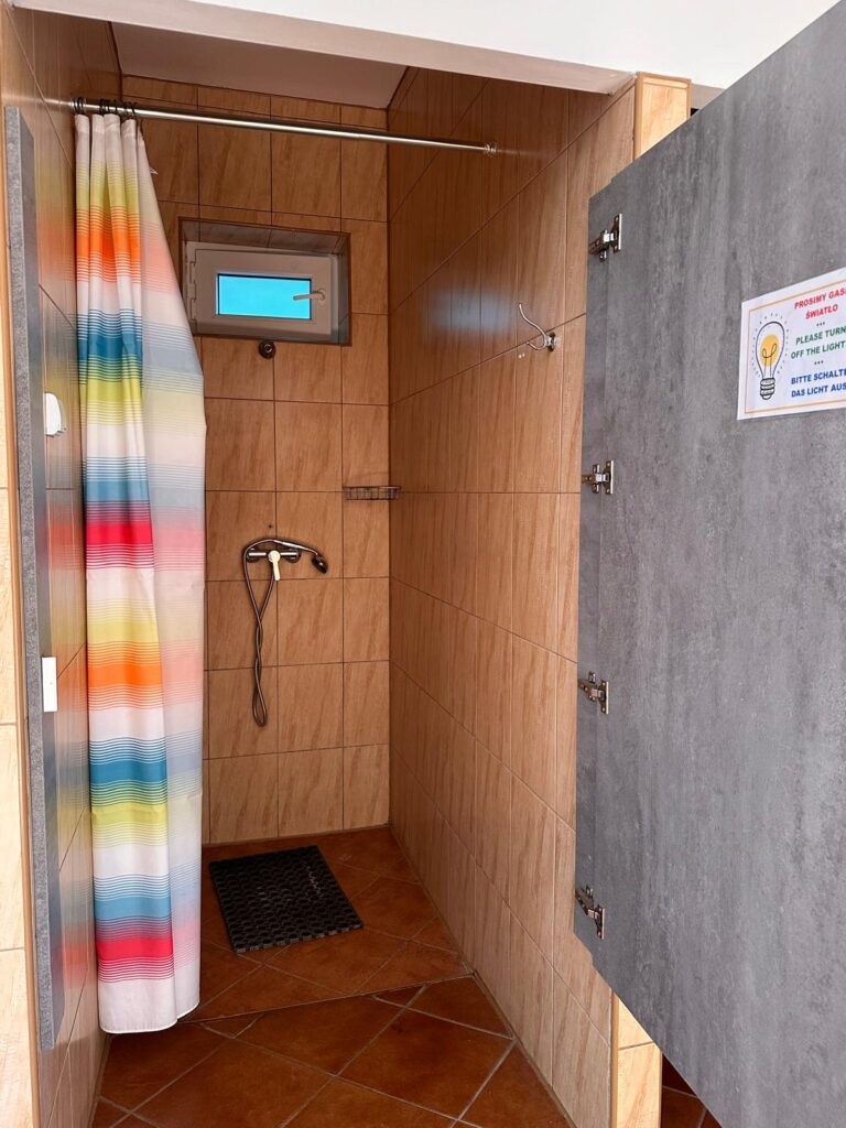 kabina prysznicowa na kempingu SMOK w Krakowie