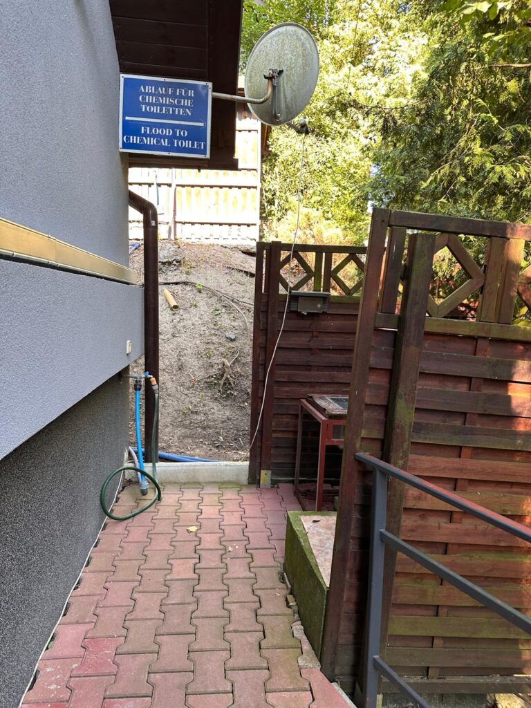 punkt zrzutu chemicznych toalet z przyczpe i kamperow na kempingu w Krakowie SMOK