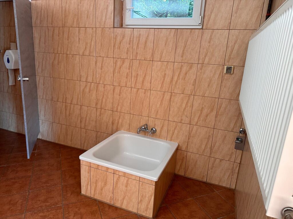 sanitariaty damskie na kempingu SMOK w Krakowie