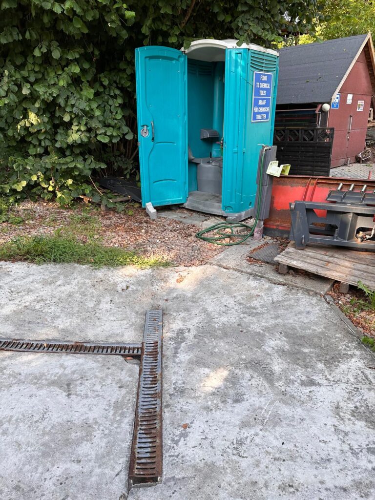 wc chemiczne i punkt dla kamperow