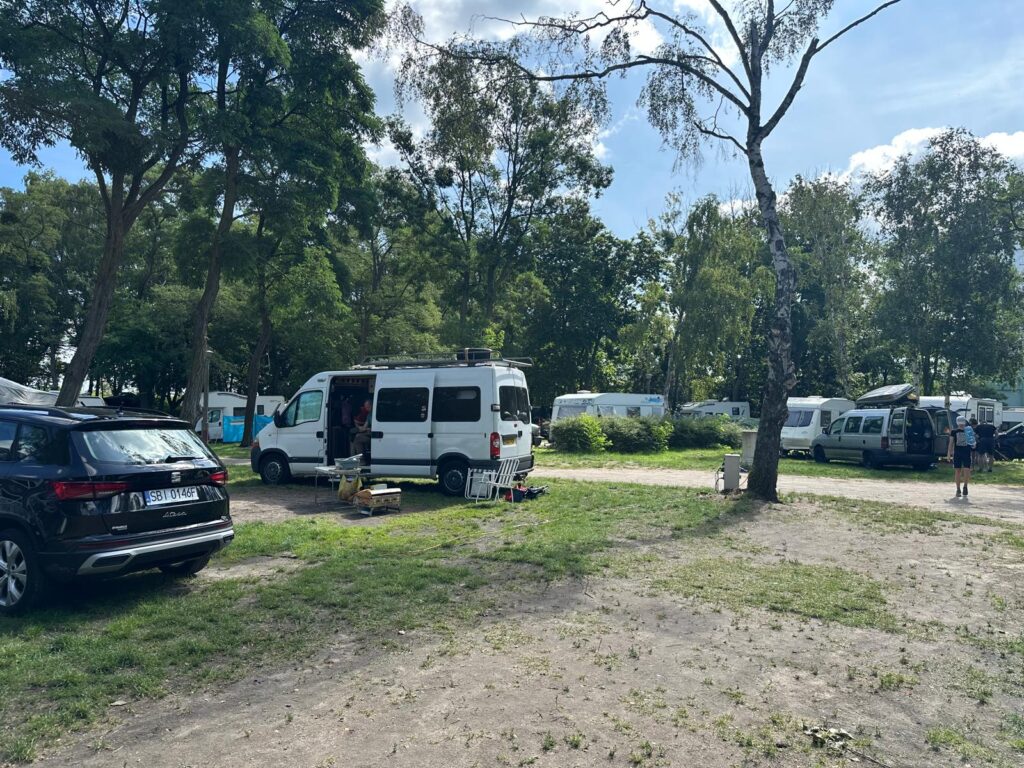 kawałek pola caravaningowego w park 45 sopot