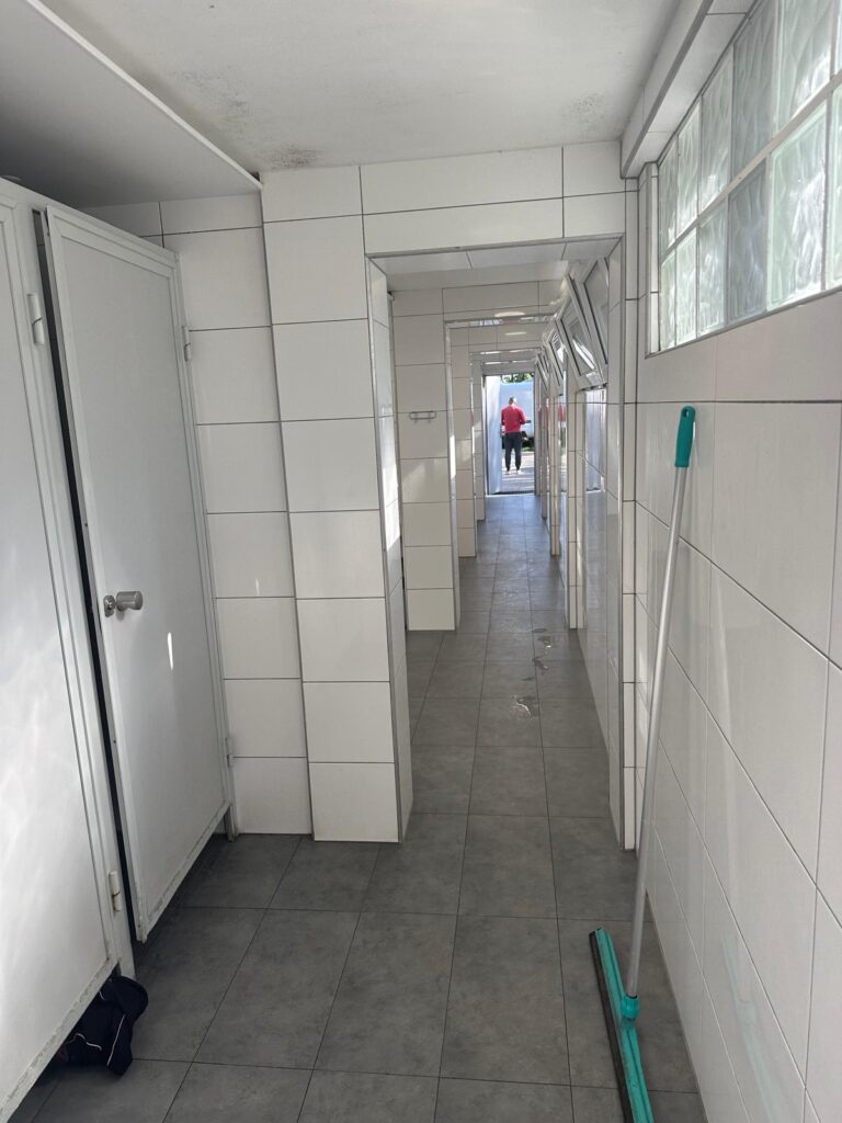 korytarz w łazience park45 sopot