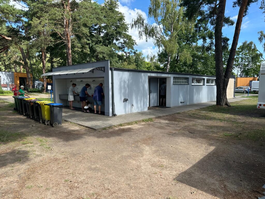 miejsce do mycia naczyn przy sanitariatach i koszach na smieci