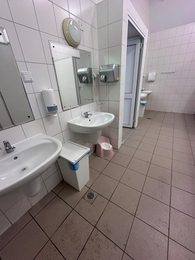 bardzo wysoko suszarka do rak brak udogodnien dla dzieci na kempingu polana sosny