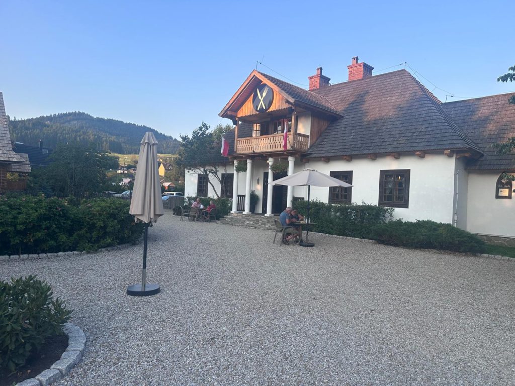 budynek restauracji na kempingu polana sosny w niedzicy