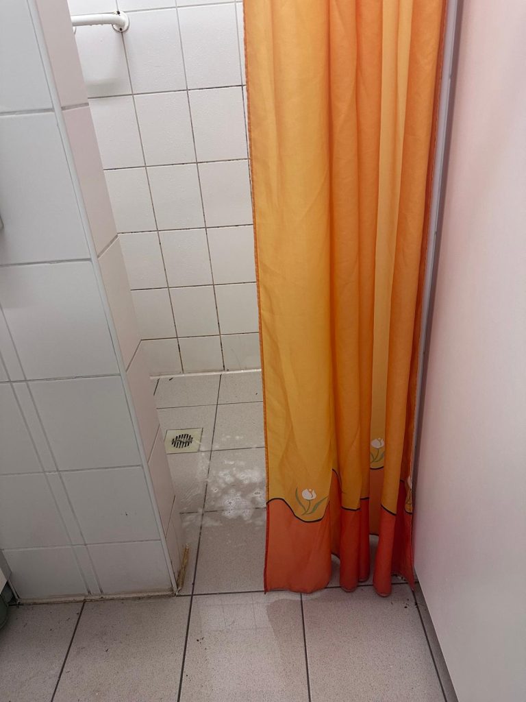 cabina prysznicowa damska polana sosny camping na trasie velo dunajec