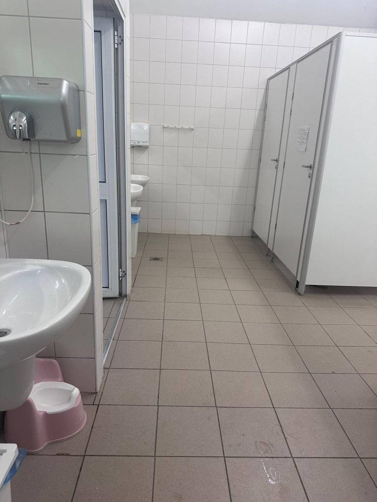 cztery umywalski na kempingu polana sossny w damskim sanitariacie