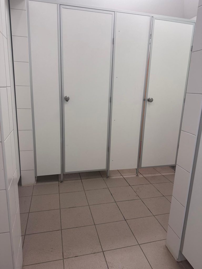 dwie kabiny prysznicowe damskie w camping nr 38 polana sosny