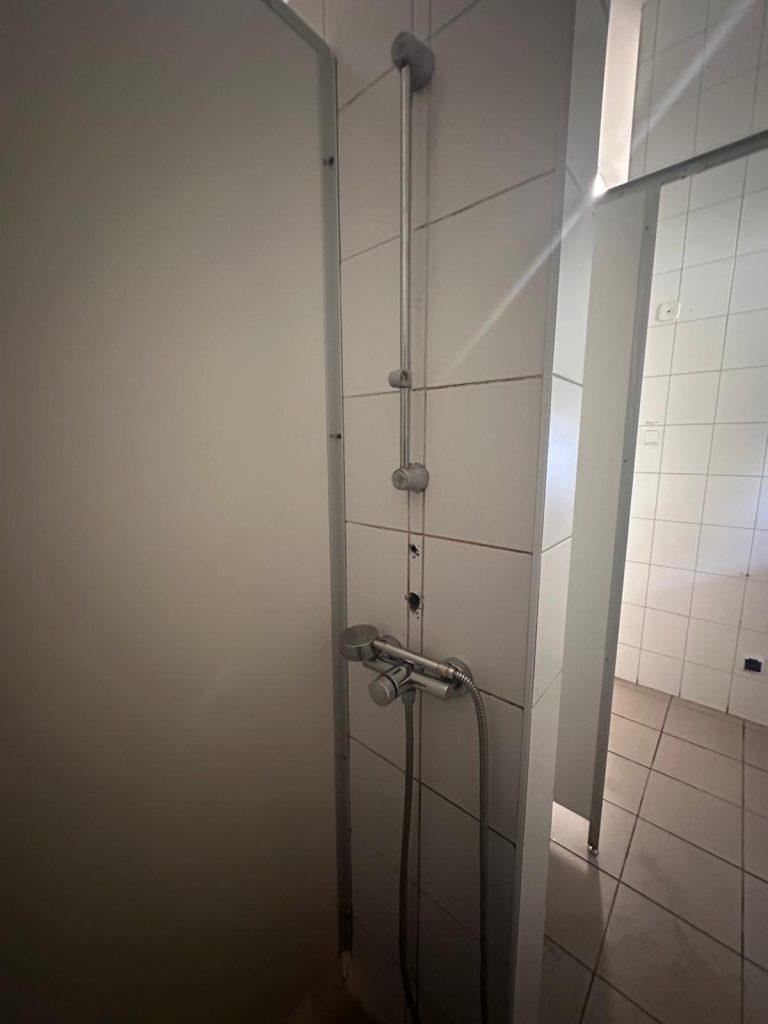 prysznic sluchawka w kabinie prysznicowej na kempingu nr 38 polana sosny