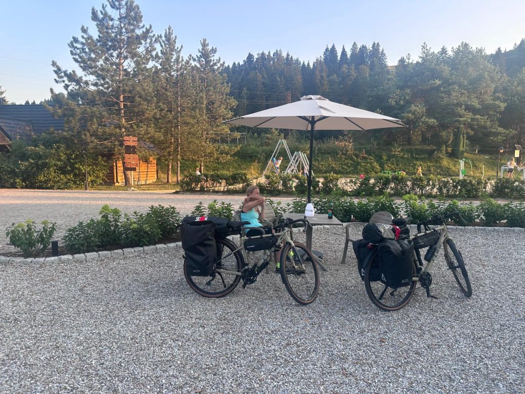 stolik w restauracji polana i sosny i kempingowanie pl czekajace na obiad