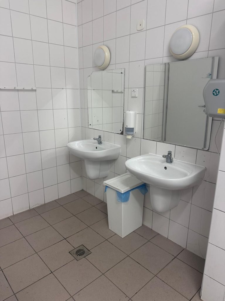 umywalki sanitariaty kemping polana sosny