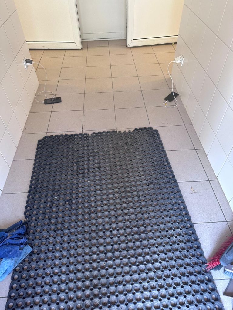 wejscie do sanitariatow camping polana sosny nr 38