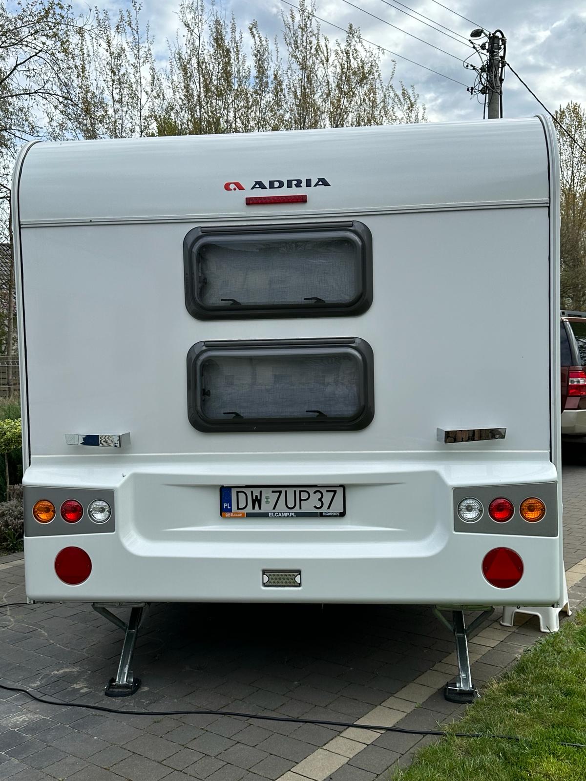 Tył przyczepy Adria Aviva 472 PK