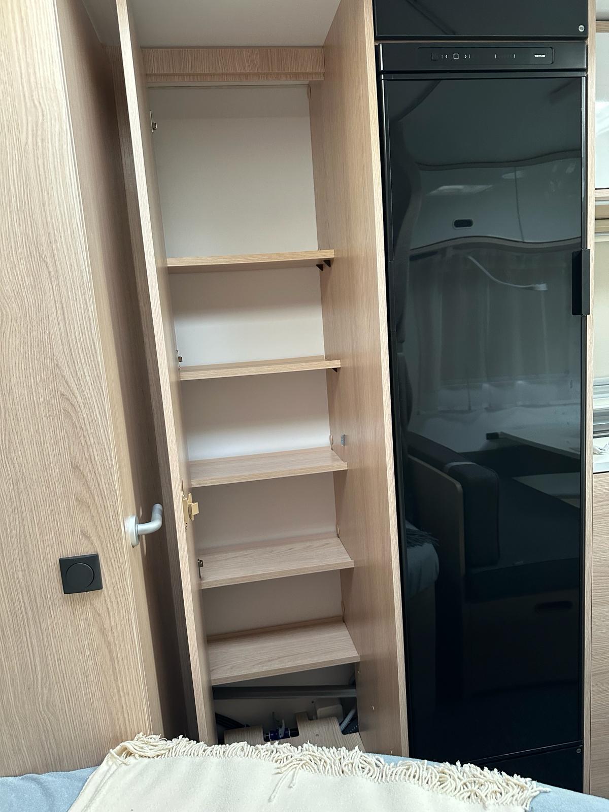 Szafa w przyczepie kempingowej