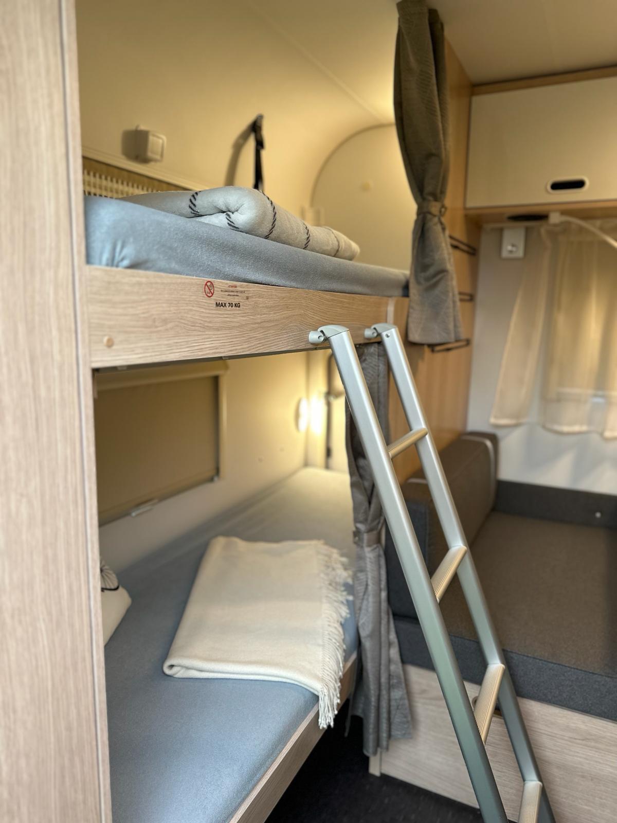 Łóżka piętrowe w przyczepie Adria Aviva 472 PK