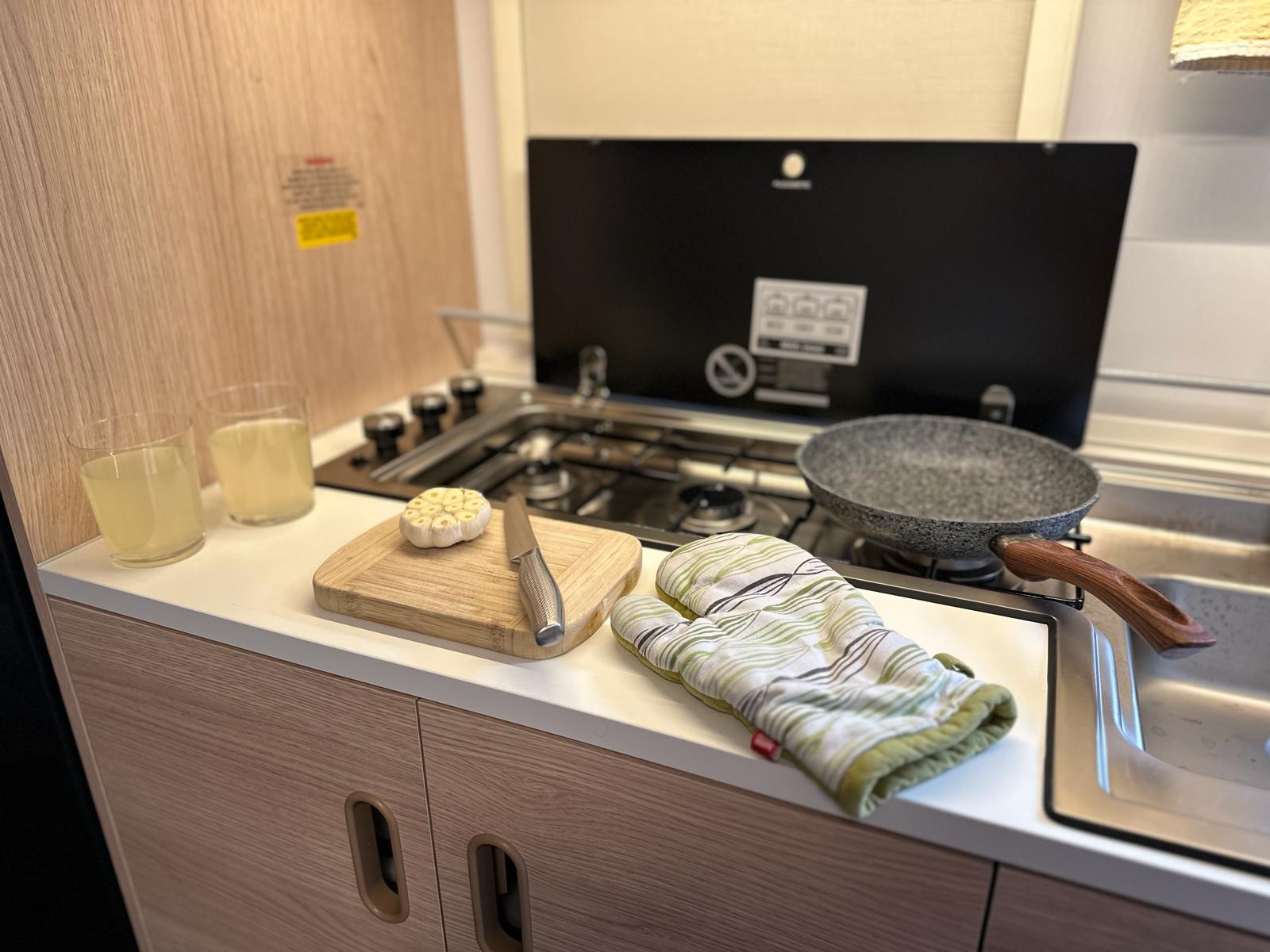 Kuchenka i blat roboczy w przyczepie