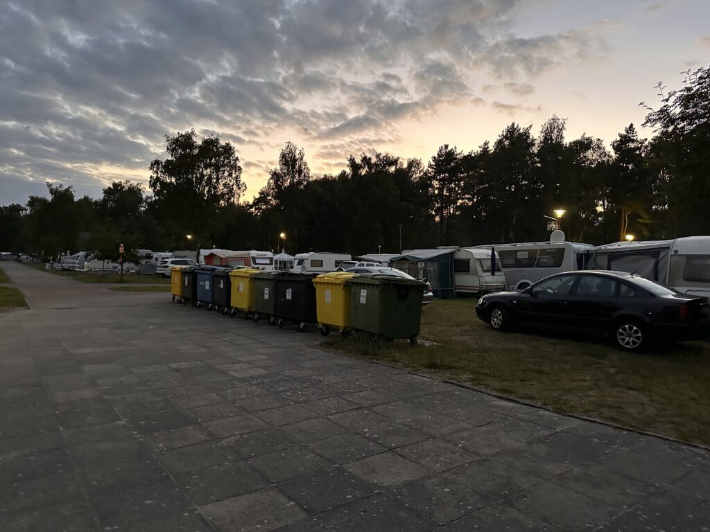 kosze na smieci na kempingu biala mewa w dzwirzynie