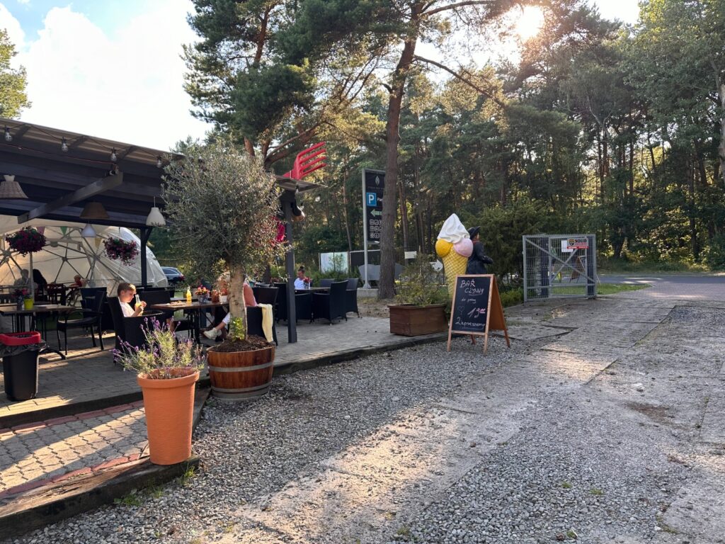 droga wyjazdowa i bar w lazach osada