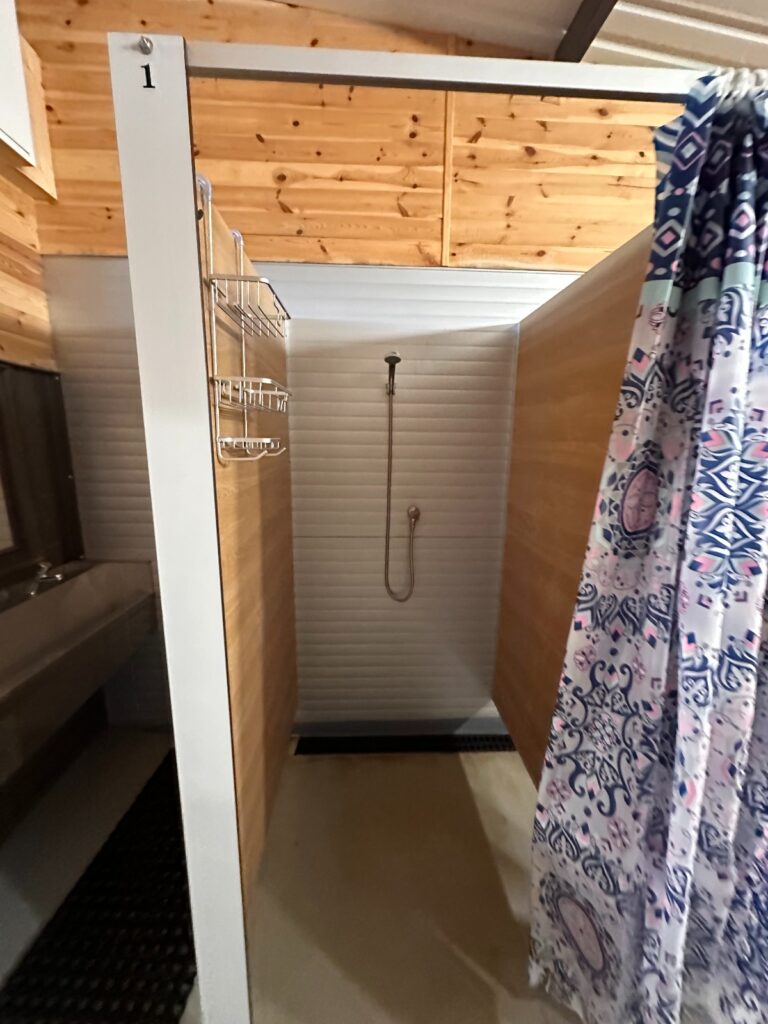 kabina prysznicowa w camping lazy osada