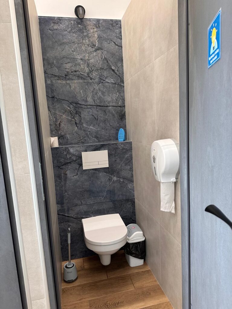 kabina w sanitariatach w os zakatek w jaroslawcu