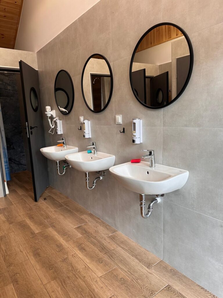 umywalki w damskiej lazience zakatek jaroslawiec