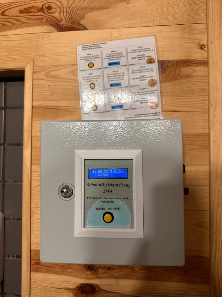 wrzutnik monet w sanitariatach w osadzie nad woda