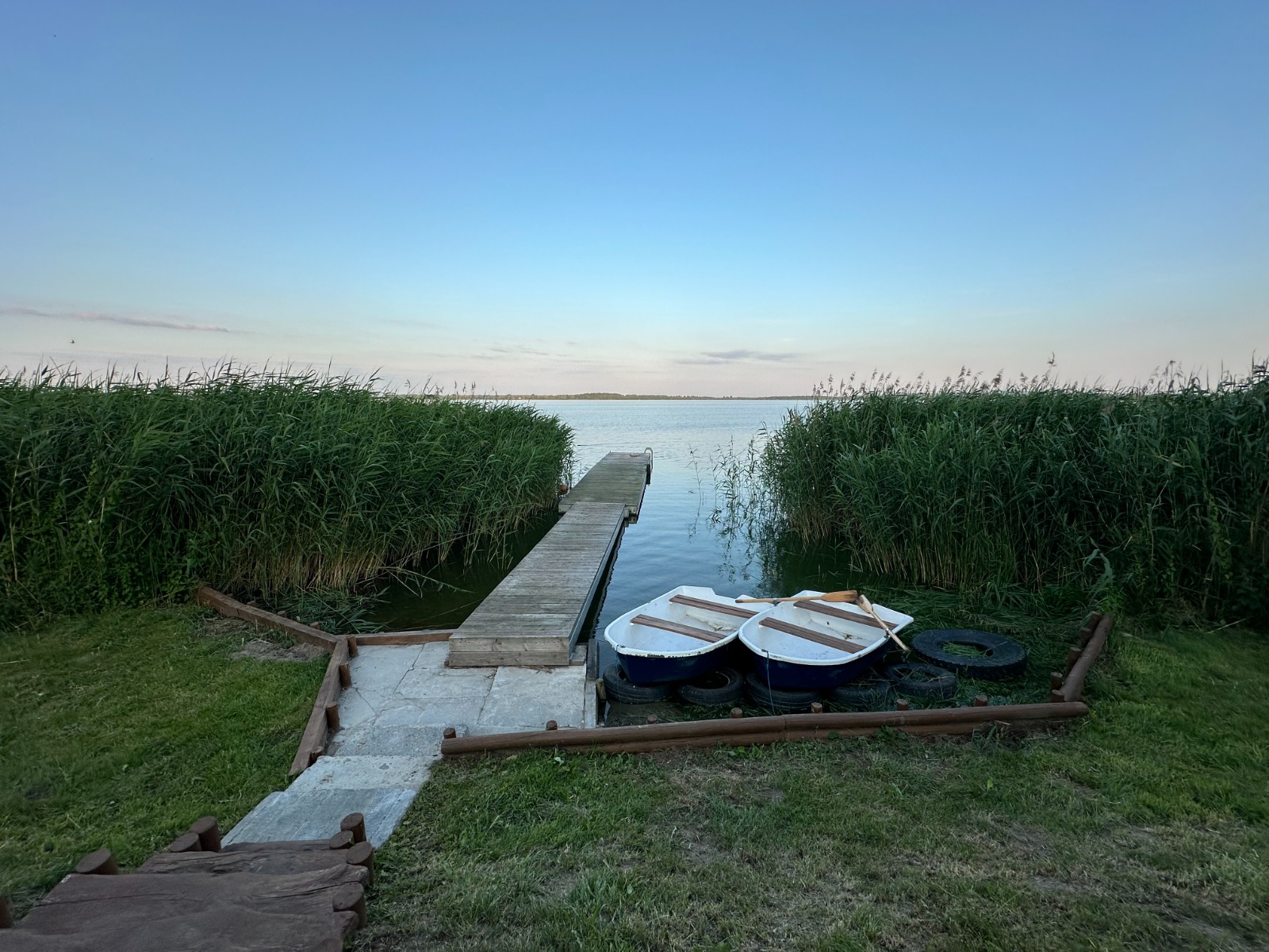 wypozyczalnia sprzetow molo w osadzie nad woda lazy