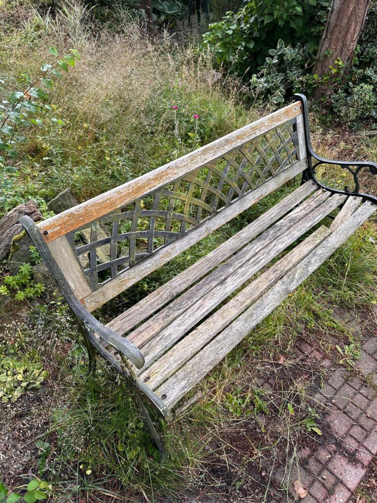 zaniedbane lawki w ow zacisze ustka