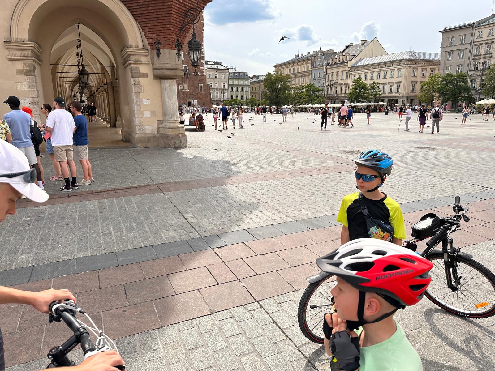 my w rynku Krakowa na rowerach